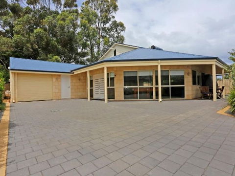 Falcon By The Bay - Accommodation Nelson Bay 1