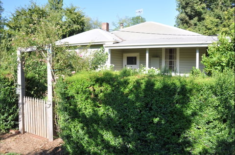 Honeysuckle Cottage - Accommodation Nelson Bay 2