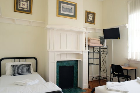 Hotel Claremont Guest House - Accommodation Nelson Bay 2