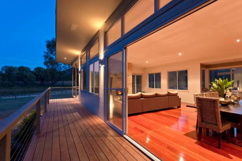Blue  Cliff Retreat - Accommodation Nelson Bay 2
