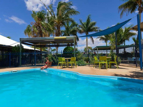 Devils Marbles Hotel - Accommodation Nelson Bay 0