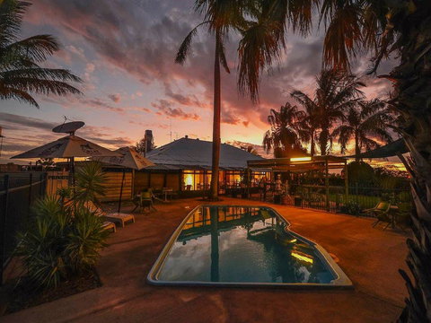 Devils Marbles Hotel - Accommodation Nelson Bay 2