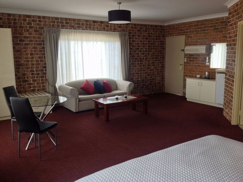 Richmond Motor Inn - Accommodation Nelson Bay 0