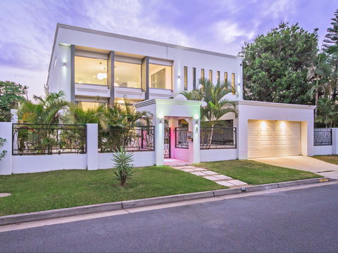 Riviera Waters Broadbeach - Vogue Holiday Homes - Accommodation Nelson Bay 0