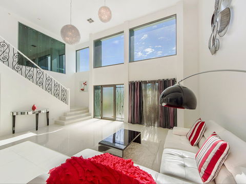 Riviera Waters Broadbeach - Vogue Holiday Homes - Accommodation Nelson Bay 1