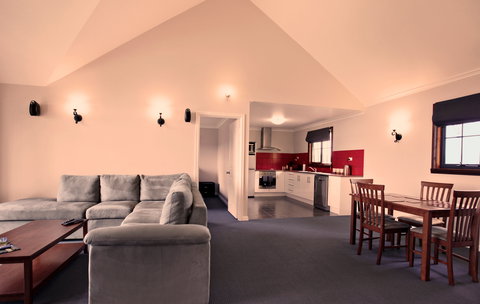 Scarlet Woods Chalet - Accommodation Nelson Bay 1