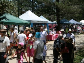 Broadbeach Art And Craft Markets - Accommodation Nelson Bay 3