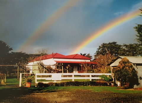 Stefani Hilltop Gallery - Accommodation Nelson Bay 0