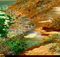 Island Rock and Natural Bridge - Accommodation Nelson Bay
