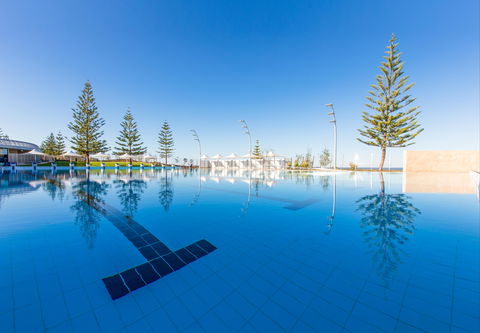 Scarborough Beach Pool - Accommodation Nelson Bay 0