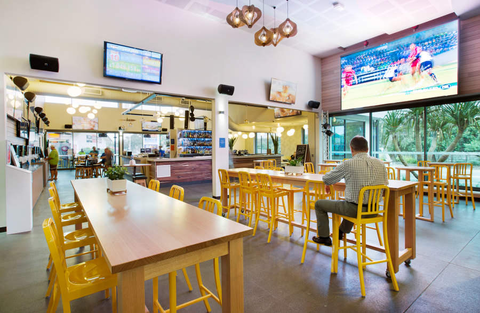 Coolum Beach Hotel - Accommodation Nelson Bay 2