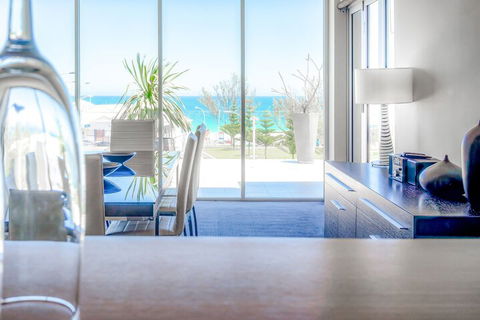 Mullaloo Beach Hotel & Apartments - Accommodation Nelson Bay 4