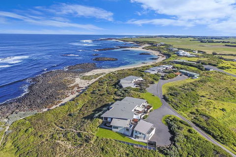 Hearns Beachside Villa 4 - Accommodation Nelson Bay 3