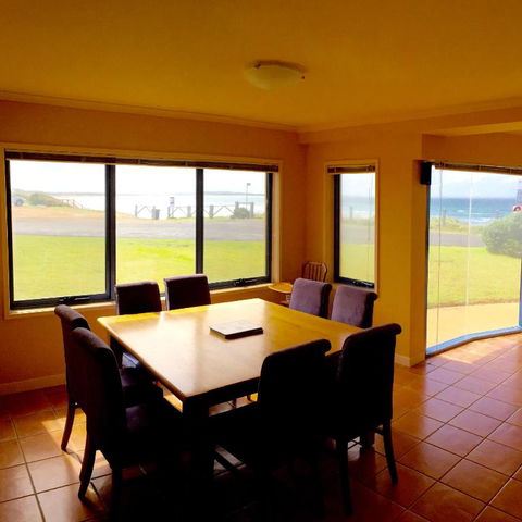 Horizons Beachfront Apartment - Accommodation Nelson Bay 6