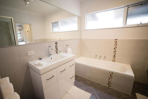 The Summer House Retreat - Accommodation Nelson Bay 6