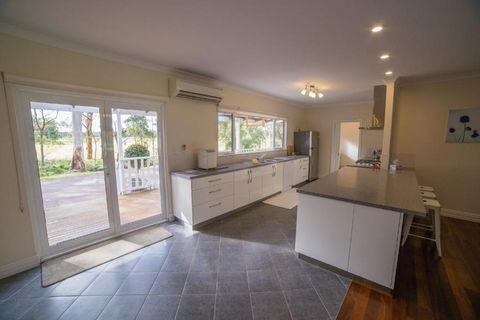 The Summer House Retreat - Accommodation Nelson Bay 3