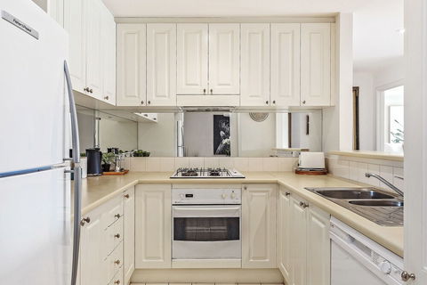 Alberts On Esplanade - Accommodation Nelson Bay 1