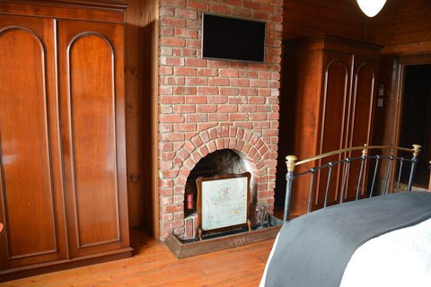 Portarlington Vicarage - Accommodation Nelson Bay 0