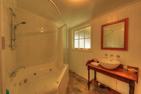 Grace's Spa Cottage - Accommodation Nelson Bay 3