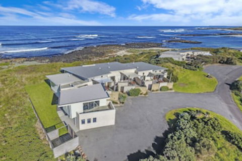 HEARNS BEACHSIDE VILLA 2 - Accommodation Nelson Bay 0