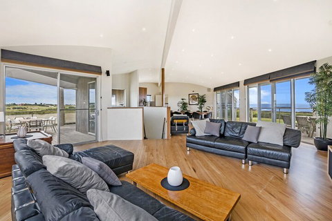 HEARNS BEACH HOUSE - Nelson Bay Accommodation.com 1