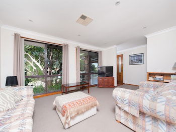 Wildflowers At Fingal Bay - Nelson Bay Accommodation.com 1