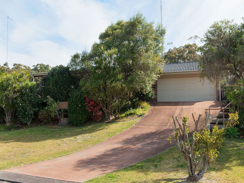 Wildflowers At Fingal Bay - Nelson Bay Accommodation.com 0