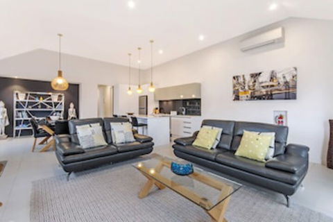 Chimneys On Bank - Accommodation Nelson Bay 0