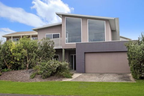 ESCAPE 2 BROPHY - Accommodation Nelson Bay 0