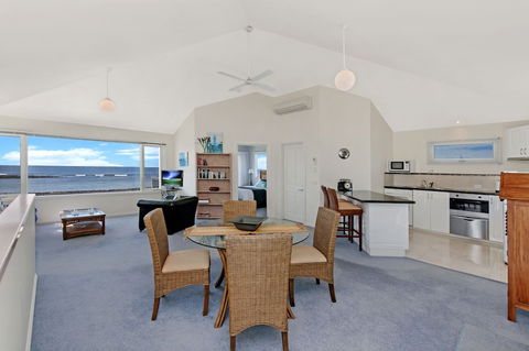 A Top Deck - Accommodation Nelson Bay 4