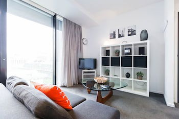 ROBYN, 1BDR Melbourne Apartment - Accommodation Nelson Bay 0