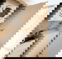 NAOMI 2BDR South Melbourne Apartment