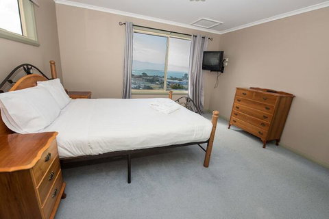 Hilltop Haven - Accommodation Nelson Bay 6