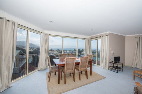 Hilltop Haven - Accommodation Nelson Bay 3