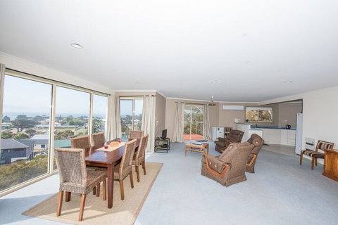 Hilltop Haven - Accommodation Nelson Bay 1
