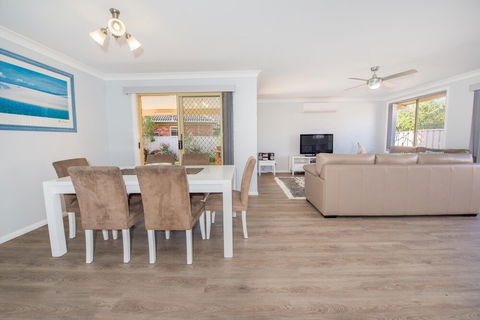 Pebble Pde 1 / 14 Fingal Bay - Nelson Bay Accommodation.com 3