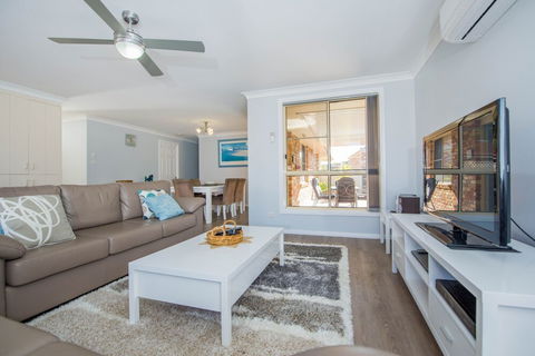 Pebble Pde 1 / 14 Fingal Bay - Nelson Bay Accommodation.com 4