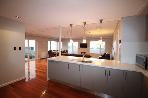 Sunny Sandy Bay Apartment - Accommodation Nelson Bay 4