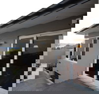 Sunny Sandy Bay Apartment