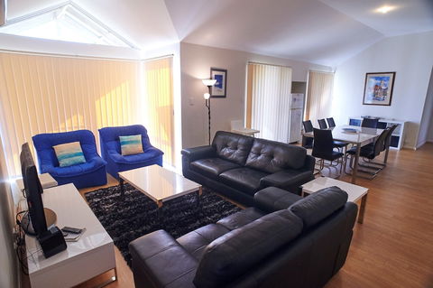 Golf And Beach Retreat - Accommodation Nelson Bay 4