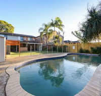 HomeHotel 4 Bedroom  Homeoffice with Nice Pool - Accommodation Nelson Bay