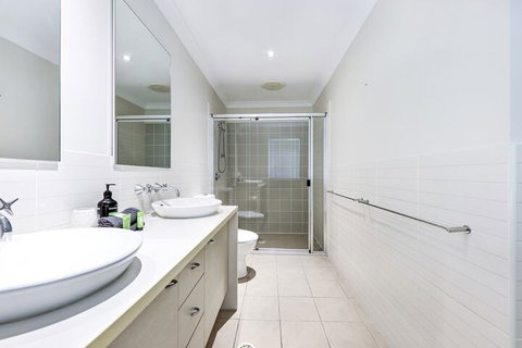 Large House With Pool - Accommodation Nelson Bay 4
