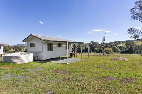 Valley Cabins By The Creek - Accommodation Nelson Bay 3