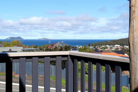 Oceans Islands & Whales - Accommodation Nelson Bay 6