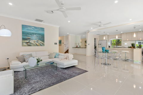 Luxury Living On The Beachfront - Accommodation Nelson Bay 3