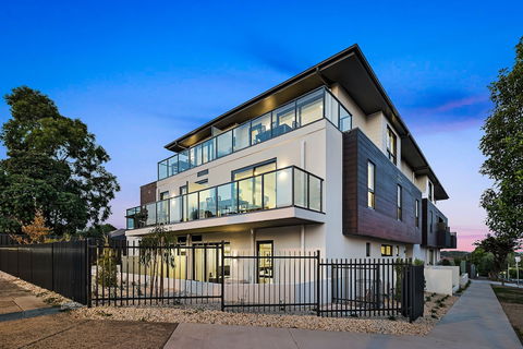 Manhattan Apartments - Notting Hill - Accommodation Nelson Bay 1