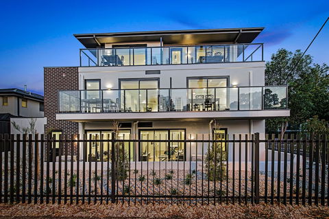 Manhattan Apartments - Notting Hill - Accommodation Nelson Bay 0