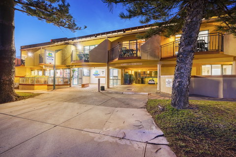 Cottesloe Beach Chalets - Nelsons Bay Accommodation 4