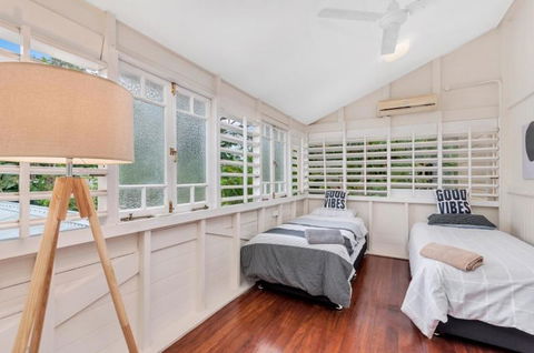 Edge Hill Holiday Home / Cairns - Accommodation Nelson Bay 2