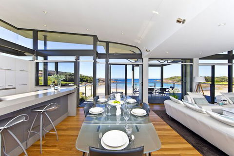 Sails On The Beachfront Exclusive Seaside Home - Accommodation Nelson Bay 6